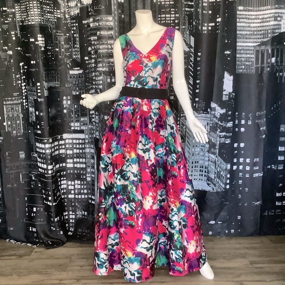 Tahari Dresses & Skirts - Tahari Floral Print Sleeveless Maxi Dress with Pockets